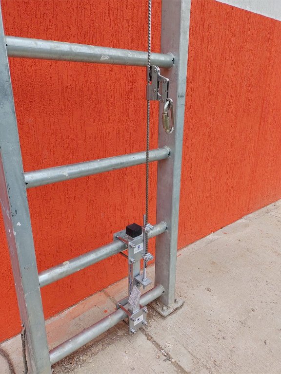 linea-de-vida-vertical-en-guaya-para-escalera-dotaciones-a-domicilio